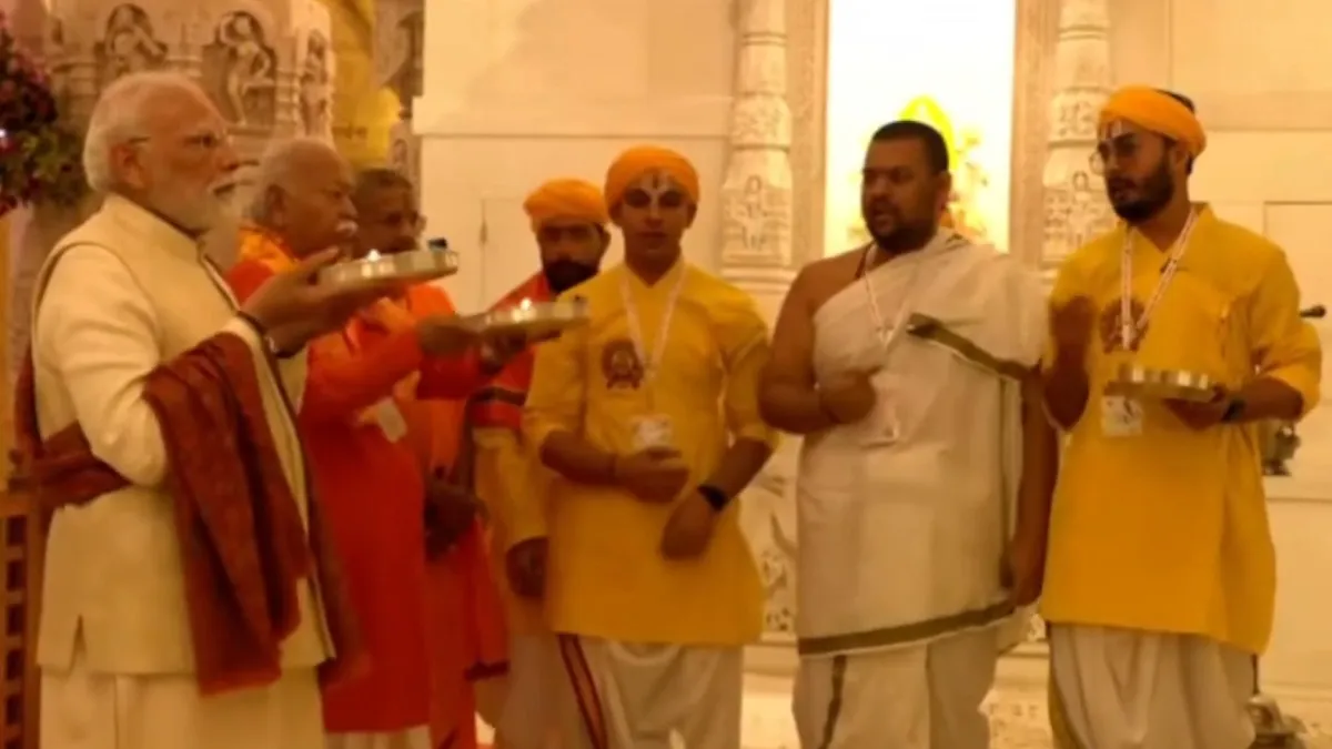 ପତାକା ଉତ୍ତୋଳନ ପୂର୍ବରୁ ପ୍ରଧାନମନ୍ତ୍ରୀ ମୋଦି ମୁଖ୍ୟମନ୍ତ୍ରୀ ଯୋଗୀ ସହିତ ଏକ ବିଶେଷ ପୂଜା କରିଥିଲେ।