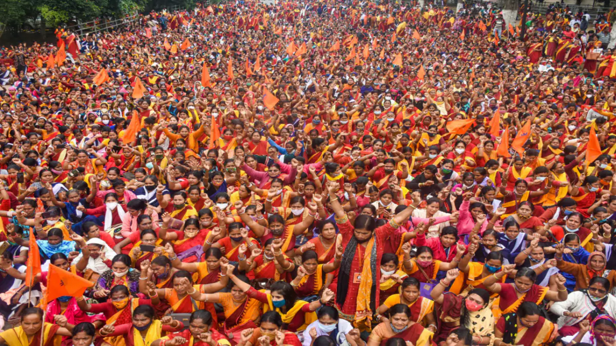 ଦରମା ବୃଦ୍ଧି, ପେନସନ ଏବଂ ସରକାରୀ କର୍ମଚାରୀ ମାନ୍ୟତା ଦାବିରେ  ଅଙ୍ଗନୱାଡି କର୍ମୀଙ୍କ ବିଶାଳ ପ୍ରତିବାଦ