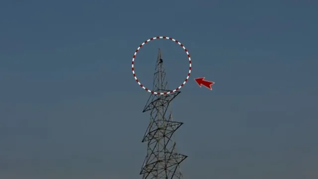 ପ୍ରେମିକା କଥା ନ କହିବାରୁ ବିଦ୍ୟୁତ୍ ଟାୱାରରେ ଚଢ଼ି ଜୀବନ ଶେଷ କଲେ ଯୁବକ