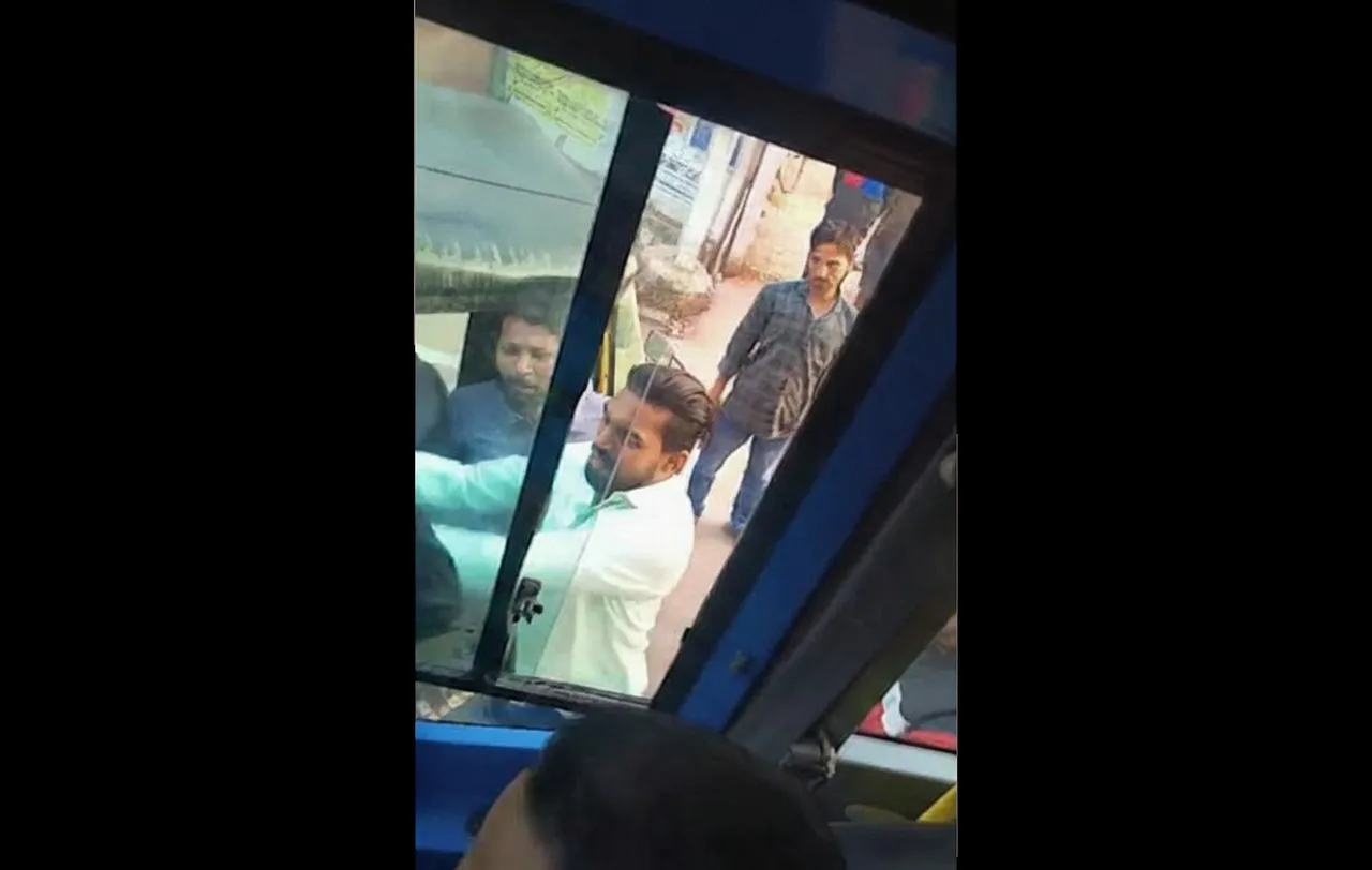 କଟକରେ ‘ଆମା ବସ୍’ ଭଙ୍ଗାରୁଜା, ଅଟୋ-ରିକ୍ସା ଚାଳକଙ୍କ ଦ୍ୱାରା ଡ୍ରାଇଭରଙ୍କୁ ଦୁର୍ବ୍ୟବହାର