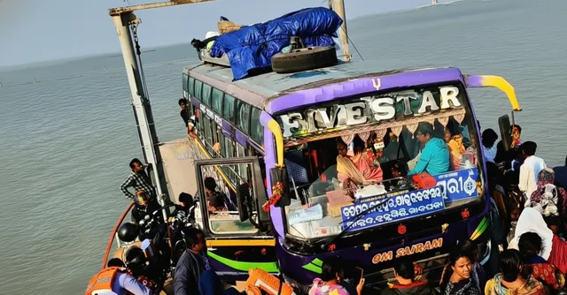 ଚିଲିକାରେ ୭୦ ଜଣ ଯାତ୍ରୀଙ୍କୁ ନେଇ ଫସିଲା ପୋଲ ଜାହାଜ