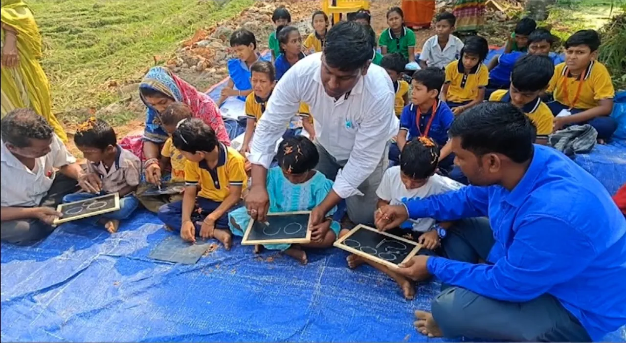 ସ୍କୁଲ କୋଠା ନଥିବାରୁ ଗଛ ତଳେ ପାଠ ପଢୁଛନ୍ତି ଛାତ୍ରଛାତ୍ରୀ