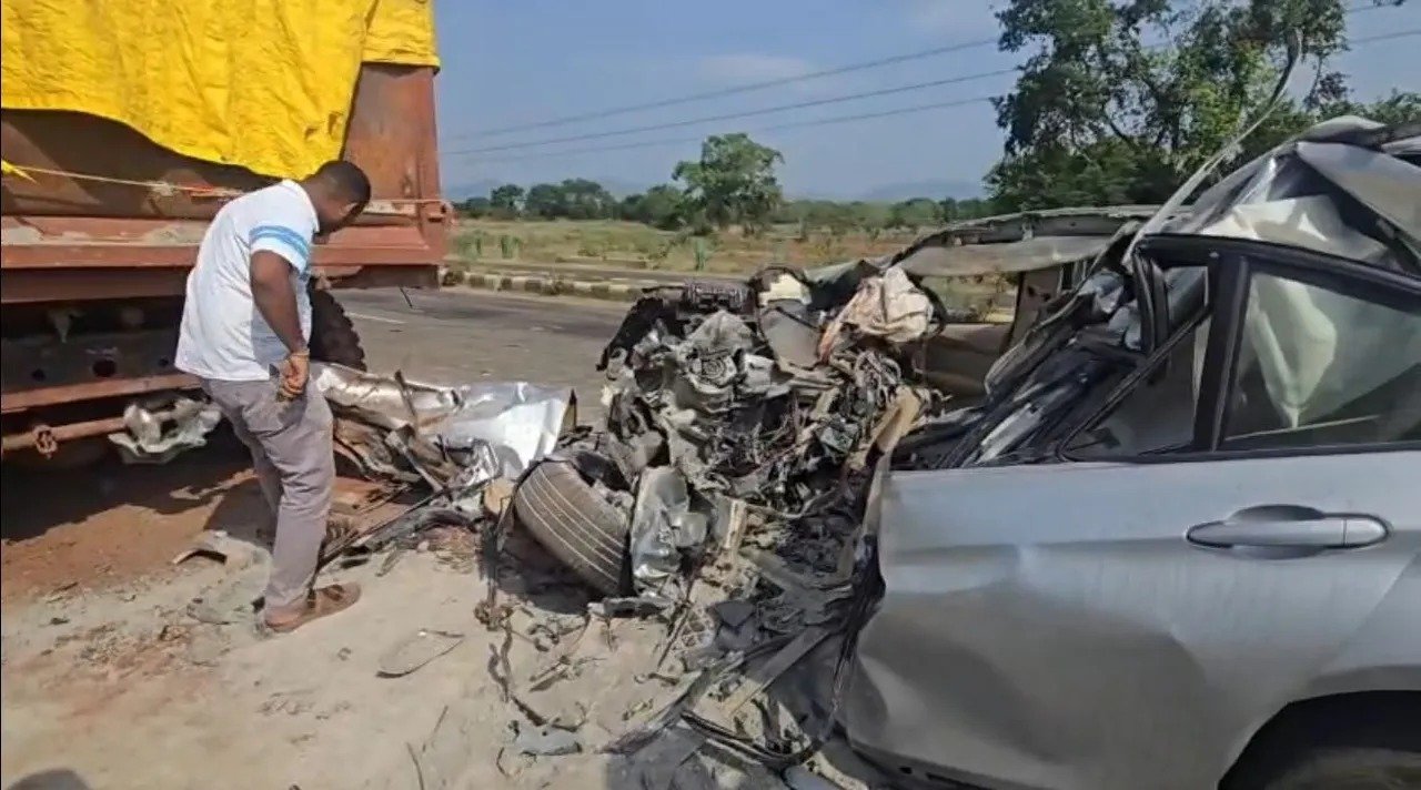 BMW ହାଇଭା ଟ୍ରକକୁ ଧକ୍କା ଦେବାରୁ ଦୁଇଜଣଙ୍କର ମୃତ୍ୟୁ