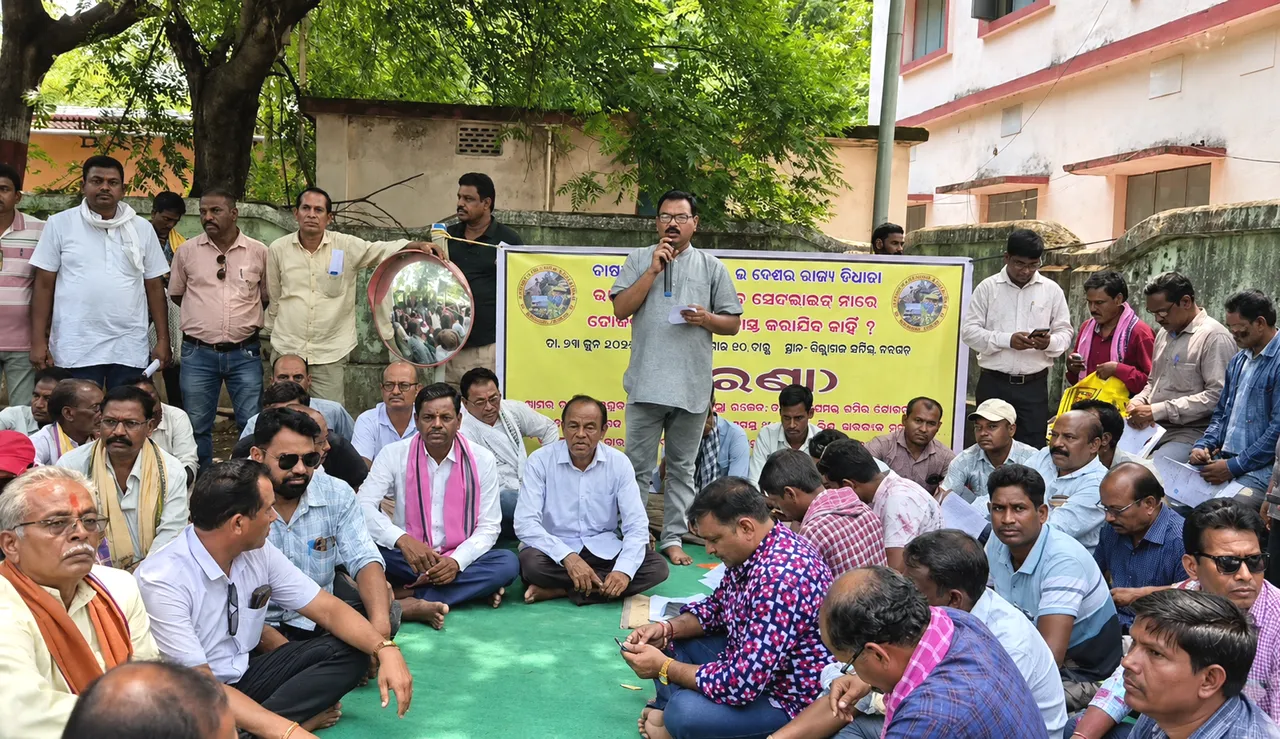 ବରଗଡ଼ ଚାଷୀମାନେ ‘ଟୋକେନ୍ ଅଭାବ’ ନେଇ କଲେକ୍ଟରଙ୍କ କାର୍ଯ୍ୟାଳୟକୁ ଘେରାଉ