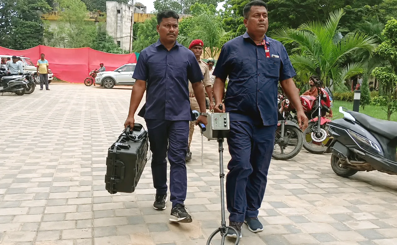 ଅଦାଲତରେ ବୋମା ବିସ୍ଫୋରଣ ଧମକପୂର୍ଣ୍ଣ ଇ-ମେଲ୍ ଯୋଗୁଁ ଆତଙ୍କ ସୃଷ୍ଟି