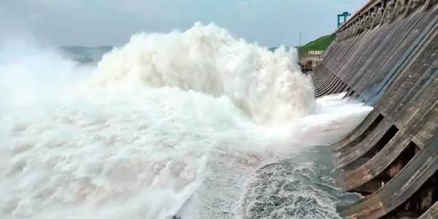 ହୀରାକୁଦ ଡ୍ୟାମର ଆଉ ଛଅଟି ଗେଟ୍ ଖୋଲିଲା; ୧୦ଟି ସ୍ଲୁଇସ୍ ଗେଟ୍ ଦେଇ ବନ୍ୟାଜଳ ଛଡାଗଲା