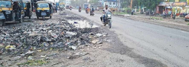ରାସ୍ତା କଡ଼ରେ କୁଢ଼ କୁଢ଼ ଅଳିଆ
