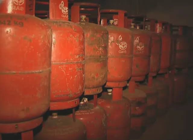 LPG ମୂଲ୍ୟ: ଘରୋଇ ଗ୍ୟାସ ସିଲିଣ୍ଡର ଶସ୍ତା ଓ କମର୍ସିଆଲ୍ ସିଲିଣ୍ଡର ମହଙ୍ଗା କାହିଁକି ମିଳେ?