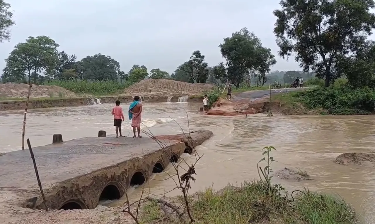 ଲଗାଣ ବର୍ଷାରେ ଧୋଇଗଲା ରାସ୍ତା, ୫ରୁ ଅଧିକ ପଞ୍ଚାୟତ ବିଚ୍ଛିନ୍ନ
