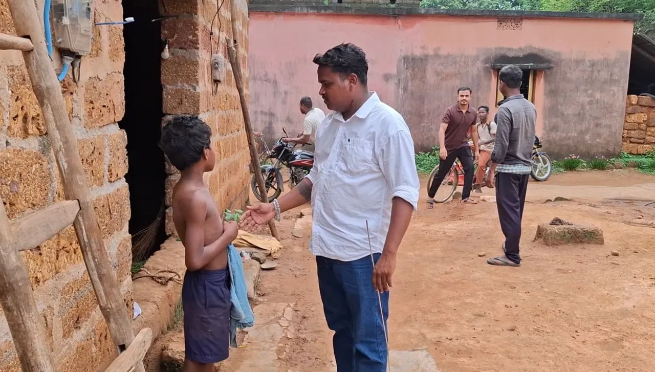 ନିଜେ ପଢ଼ିପାରିଲେନି, ହେଲେ ପିଲାଙ୍କୁ ସ୍କୁଲ ଯିବାକୁ ପ୍ରେରଣା ଦେଉଛନ୍ତି ରିଙ୍କୁ