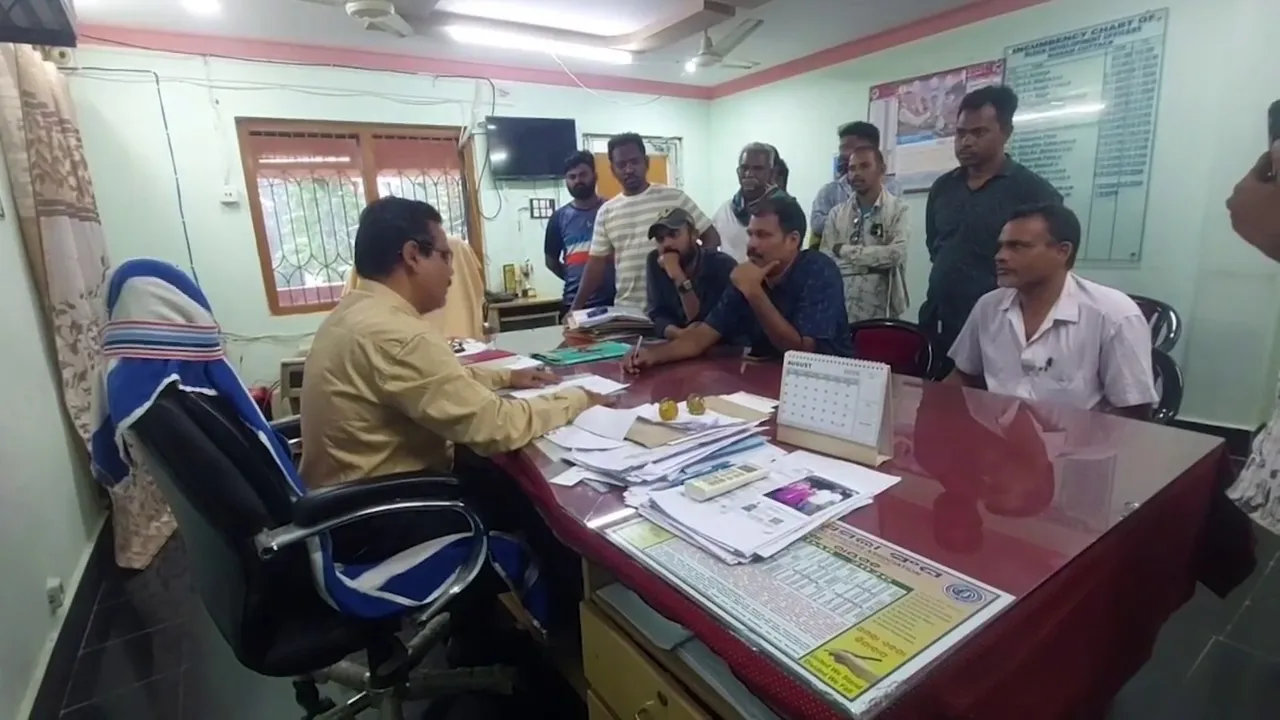 ‘ପଞ୍ଚାୟତ’ ୱେବ୍ ସିରିଜ୍ ଭଳି ବିବାଦ: ସରପଞ୍ଚଙ୍କ ସ୍ୱାମୀଙ୍କ ବିରୋଧରେ ଅଭିଯୋଗ